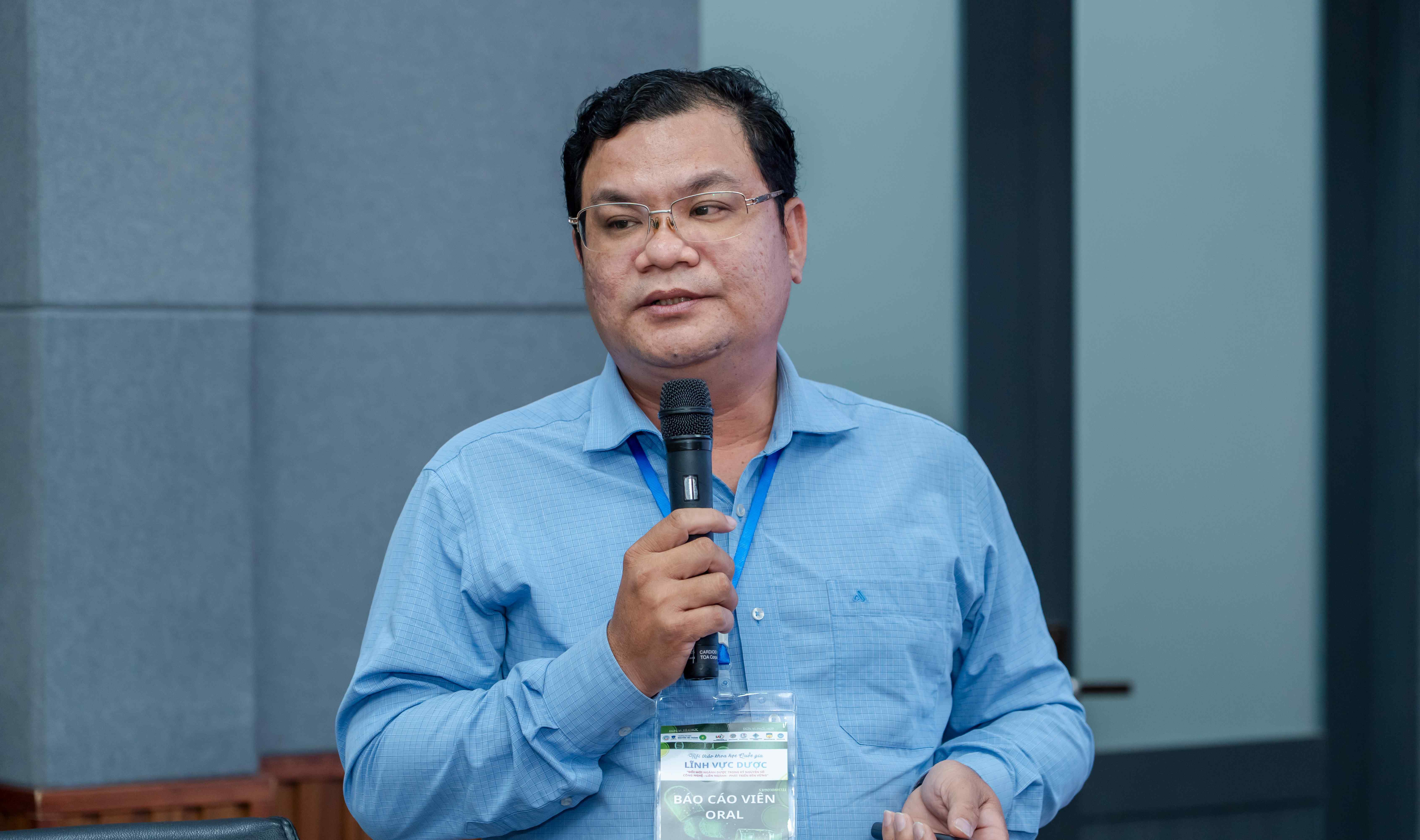 Tiến sĩ Lê Văn Út trình bày báo cáo