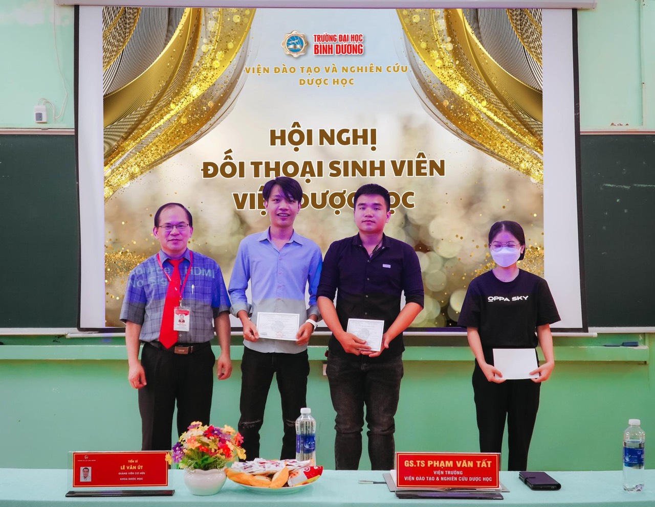 HỘI NGHỊ GẶP GỠ ĐỐI THOẠI GIỮA SINH VIÊN NGÀNH DƯỢC HỌC